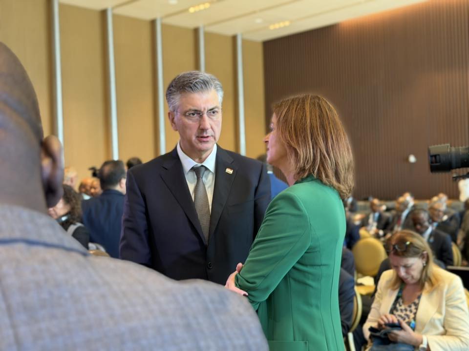 Tanja Fajon - Oddala sem podpis v podporo kampanji zbiranja podpisov za ...