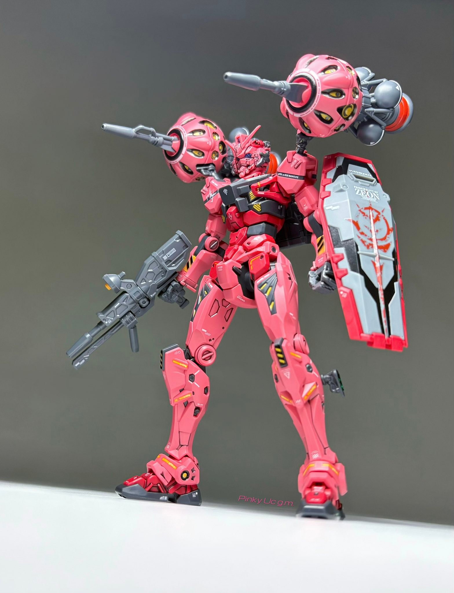 HGGQ 1/144 : Red Gundam HGGQ 1/144 : Police Zaku