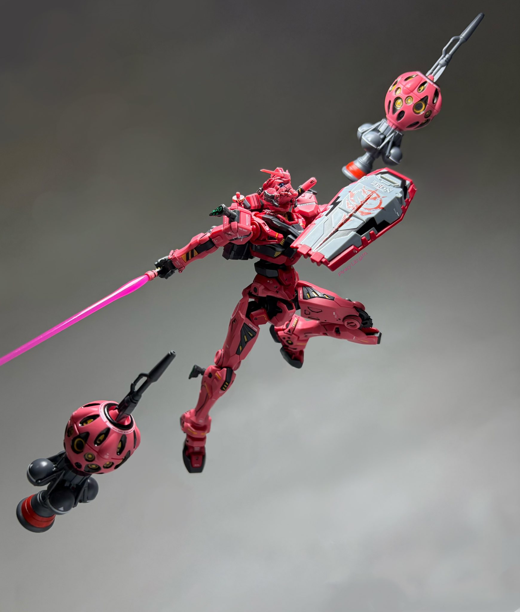 HGGQ 1/144 : Red Gundam HGGQ 1/144 : Police Zaku