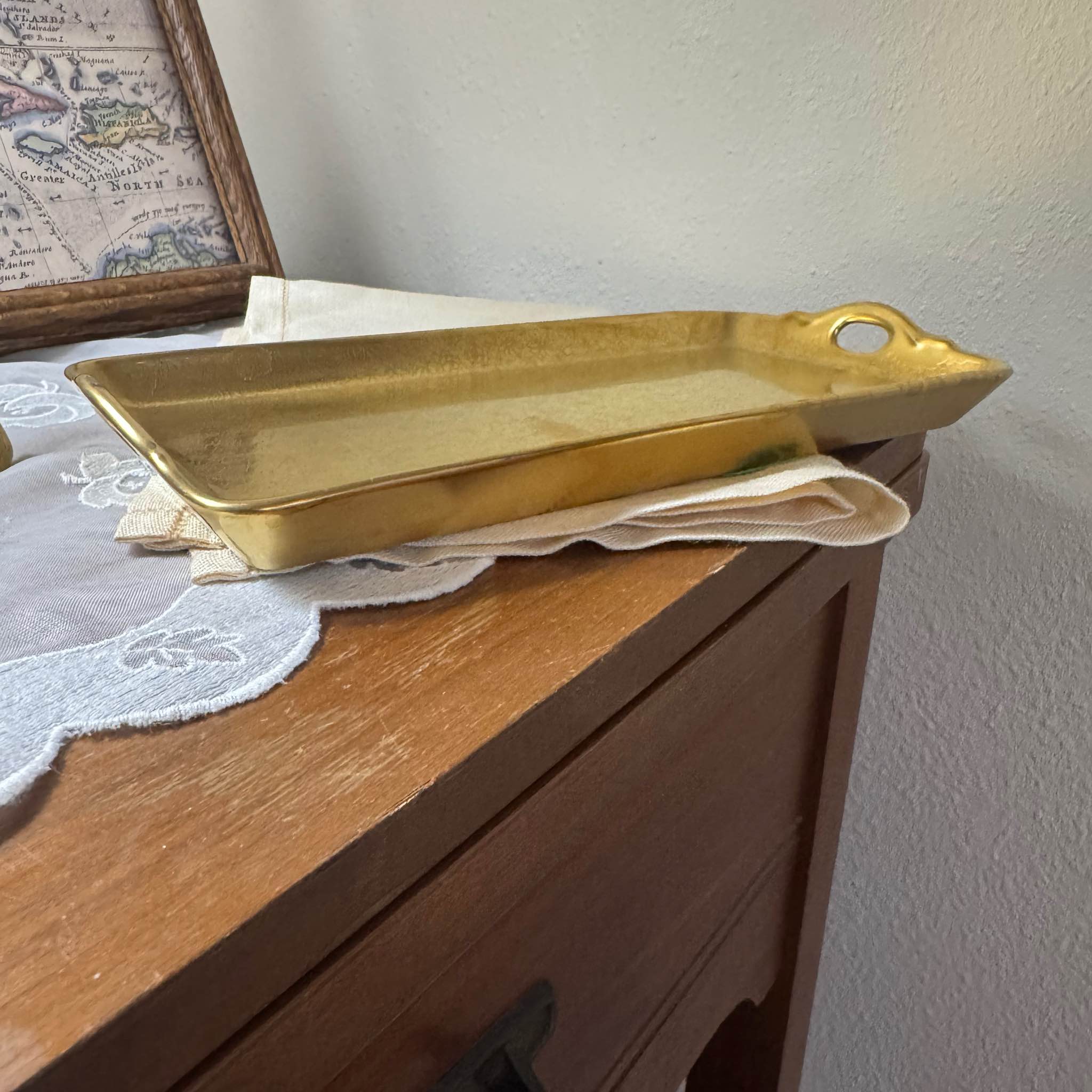 This elegant mid-century piece showcases Pickard's legendary