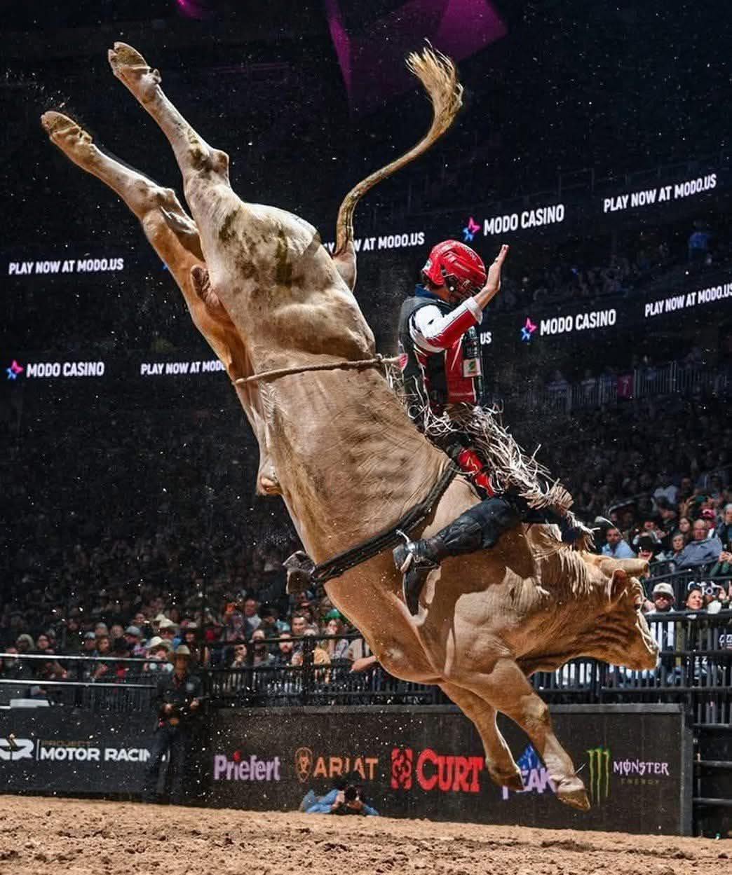Rodeo - 🤠🔥 ¡Vean nada más esta postal del enfrentamiento entre John ...