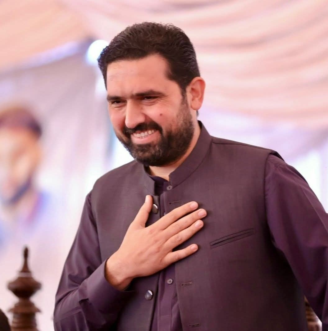 لیڈر ہوتا ہے اس طرح #PTIofficial #PTIZINDABAD # ...