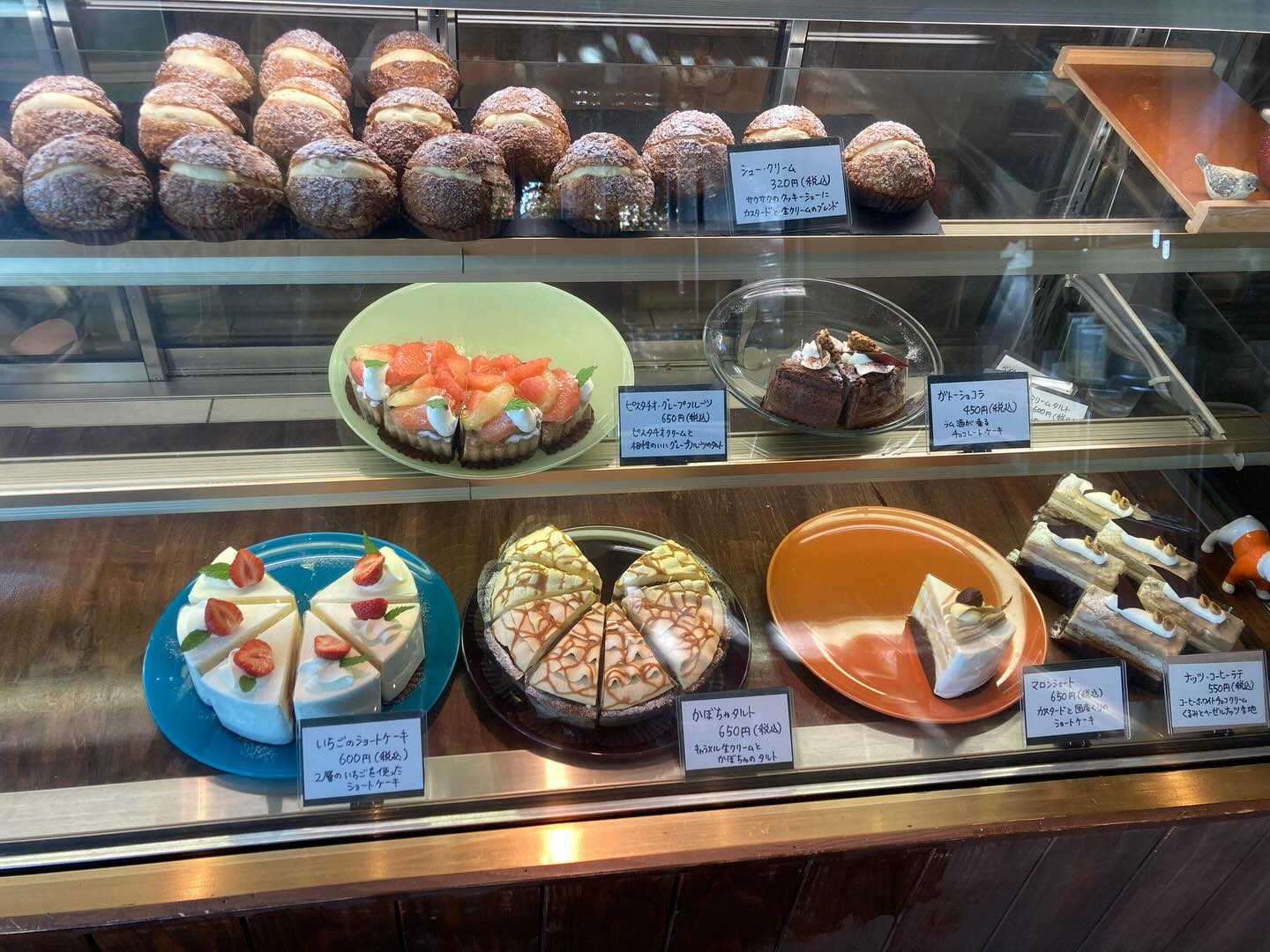 電話出られなくてすみません！！ 14時のショーケースです。 まだケーキ 