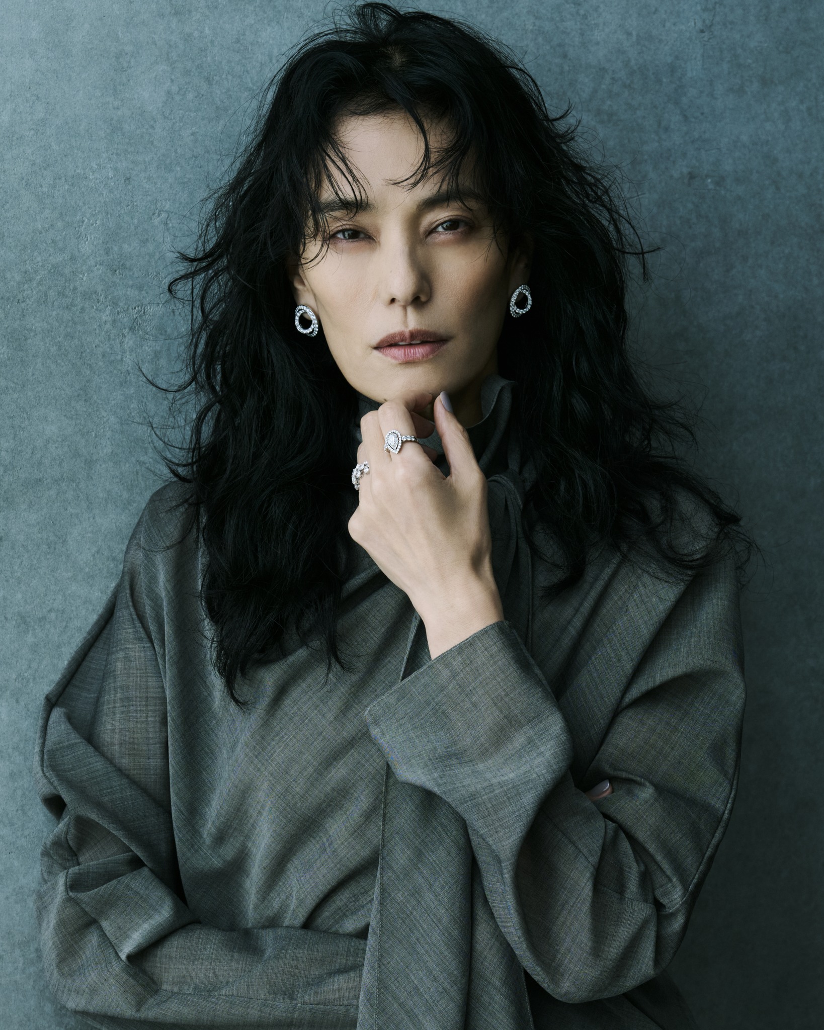 何気ない手もとの仕草を優雅に演出するピンキーリング「ディナーリング