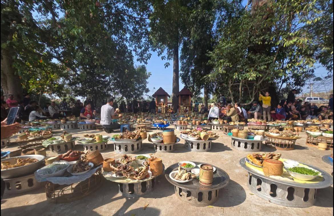 ປະກາດ Pakaad - ມີຢູ່ບໍ່ແຟນເພຈ ປະກາດ Pakaad ຢູ່ບ້ານອີ່ໄລ🤭... | Facebook