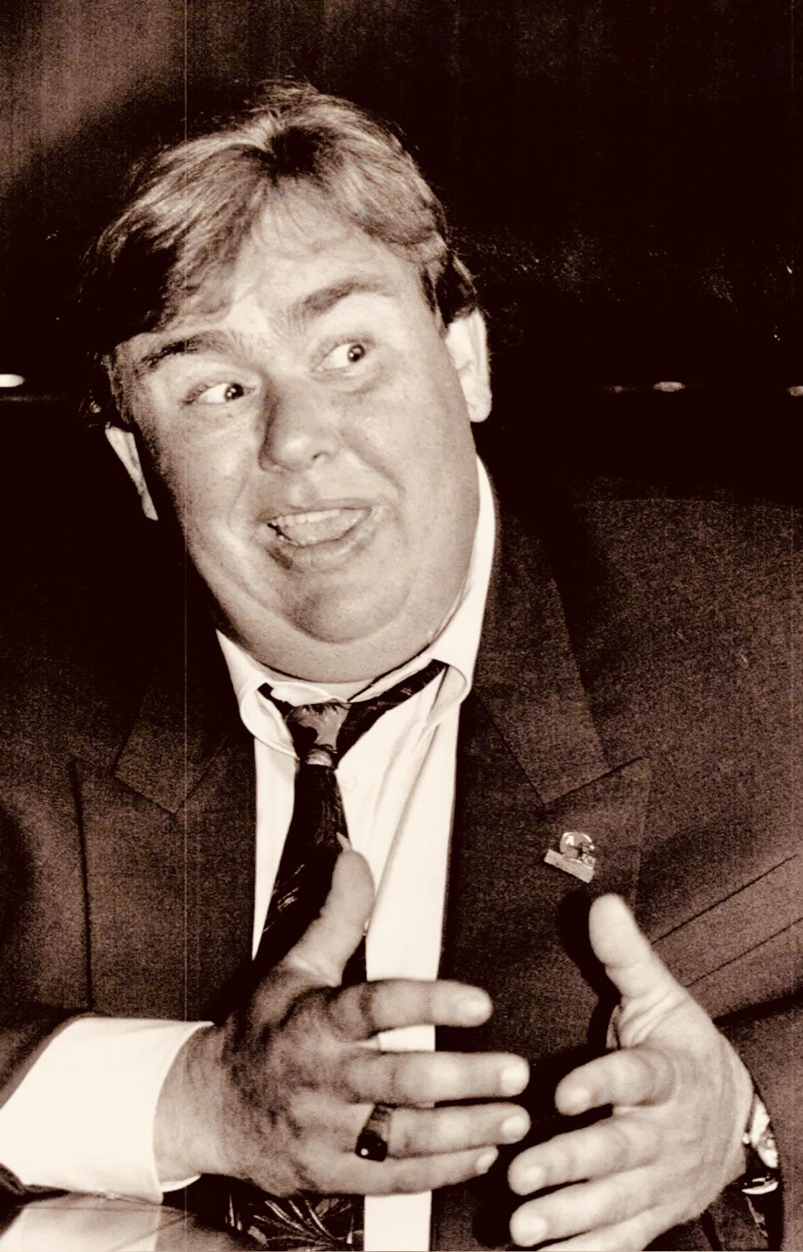 🎬 John Candy's Final Bow — “Wagons East” (1994) In the desert heat of  Durango, Mexico, John Candy was filming what would unknowingly become his  final performance. The movie was Wagons East,