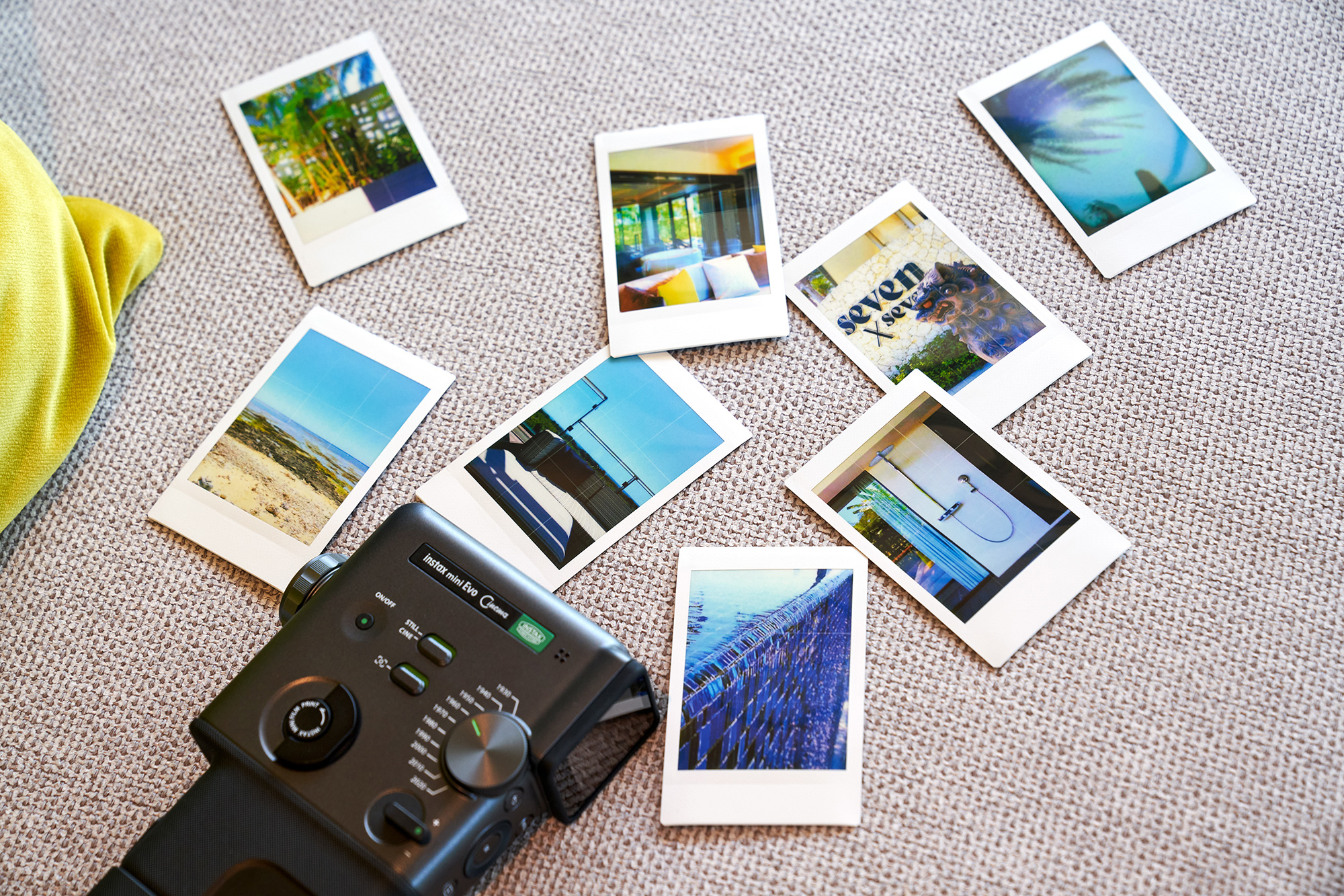 instax mini Evo Cinema™を実写レポート──昭和の残響とビーチを 