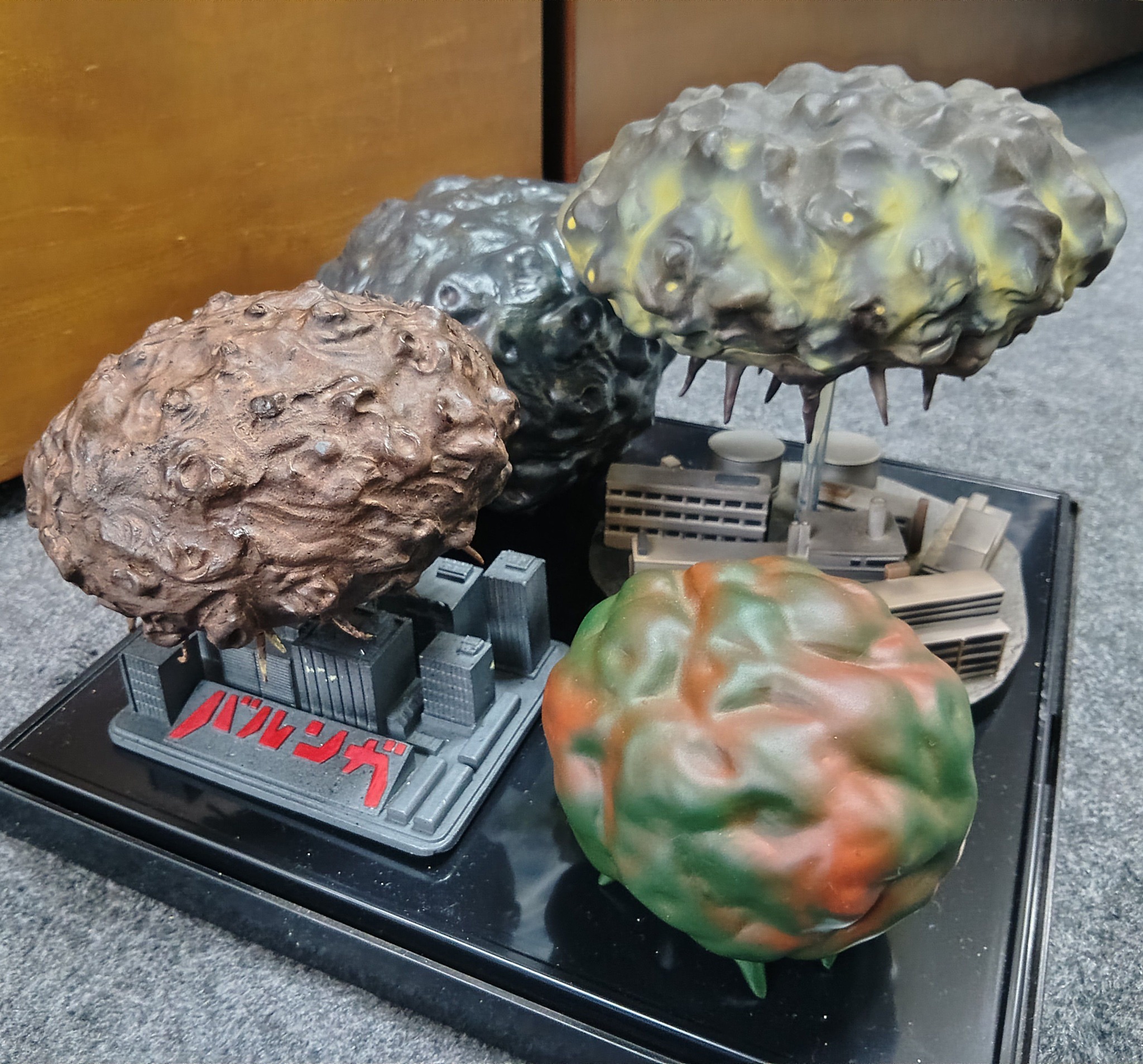 風船怪獣バルンガ 部屋に来る友人に何じゃコリャ！キモち悪いと言われ 