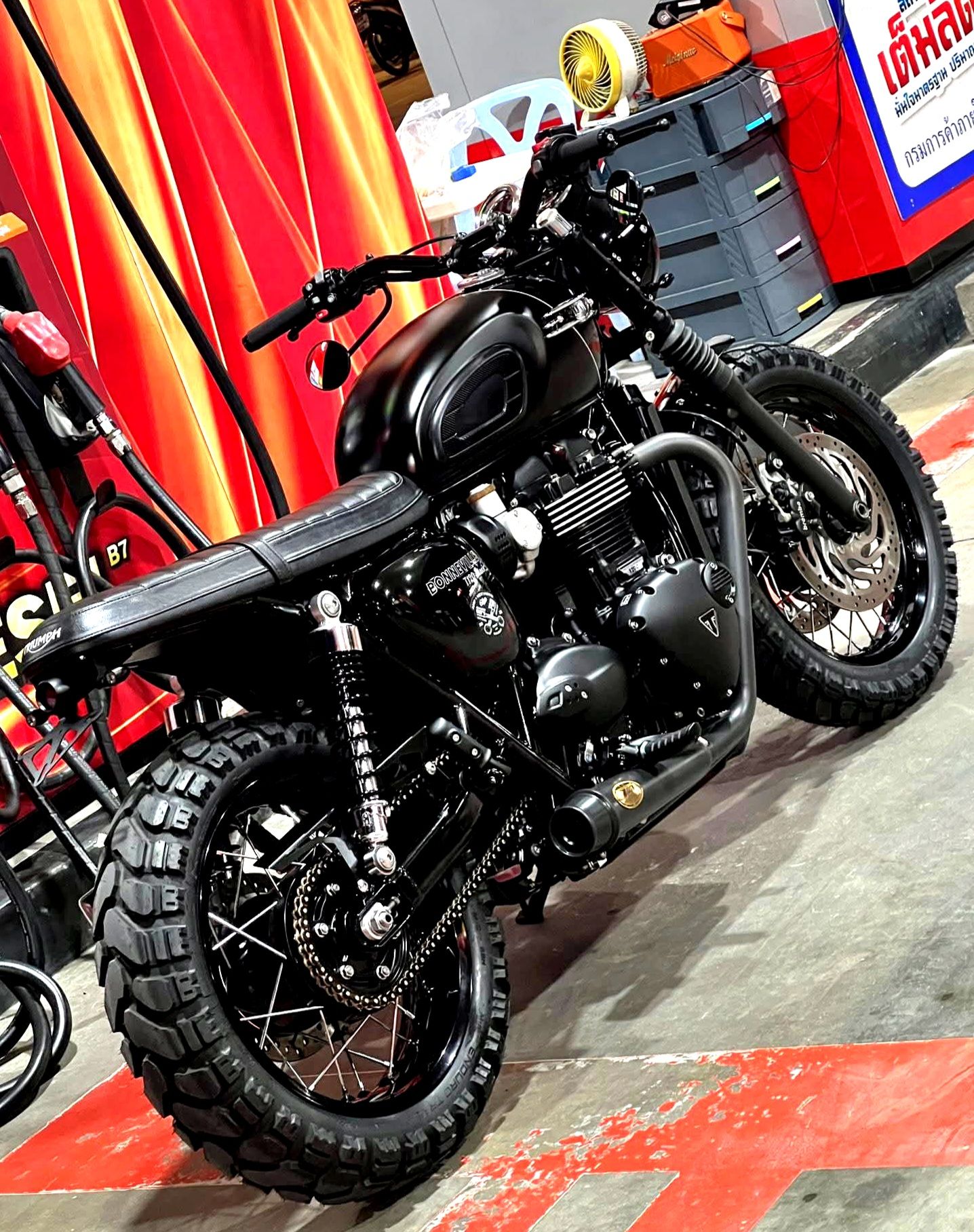 Cafe - Triumph Bonneville T120 🖤🖤 #triumphcustoms #triumphbonneville