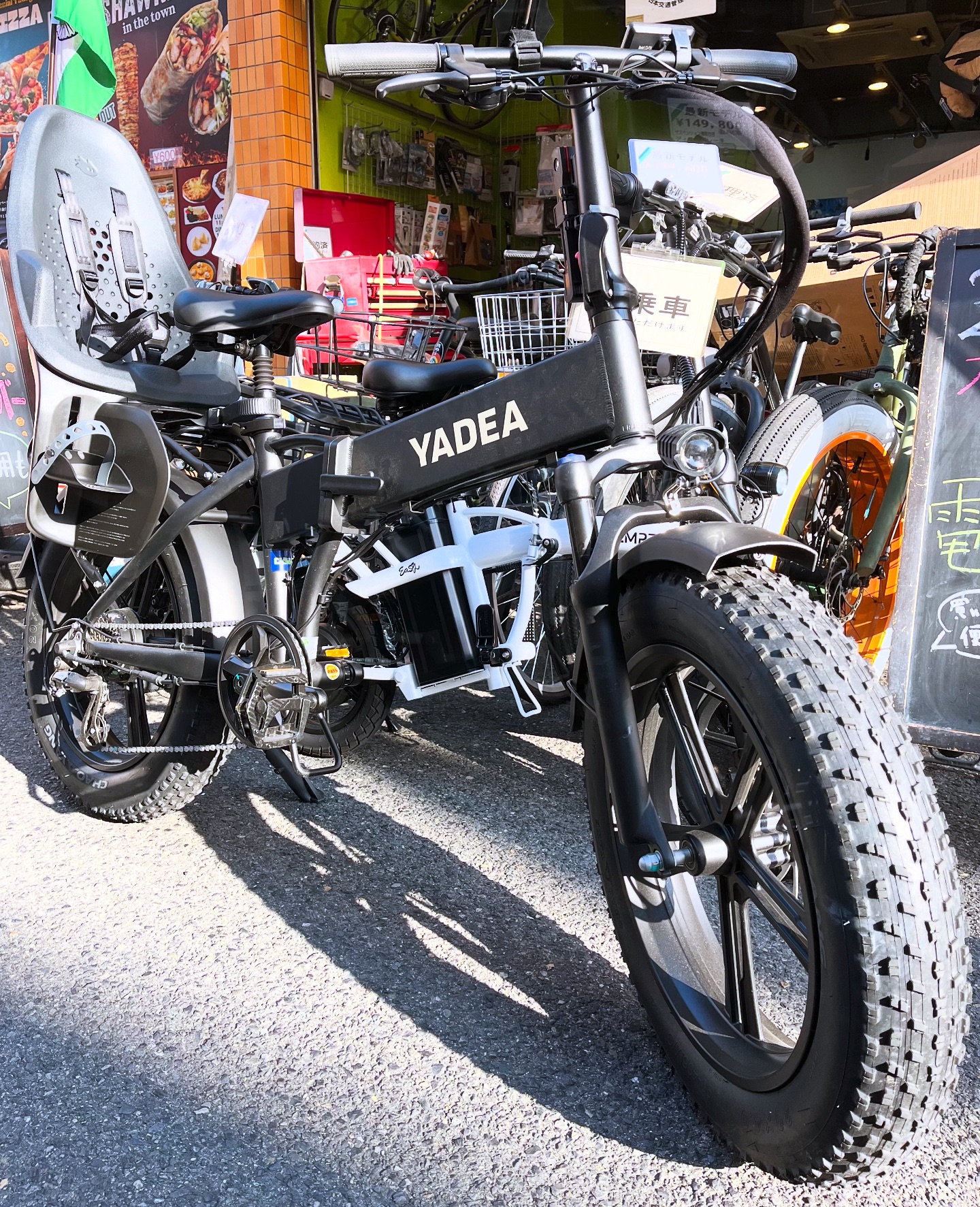 ファットバイクにもチャイルドシートを付ける時代。 かっこよく子供も