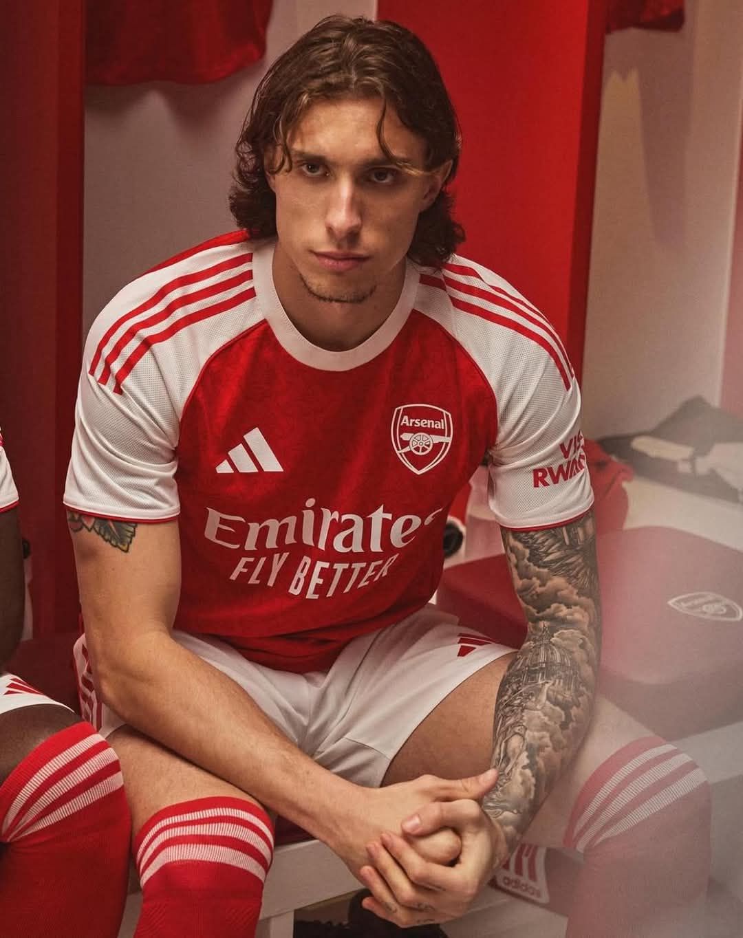 🇮🇹 Riccardo Calafiori models Arsenal's all new away kit for 2026