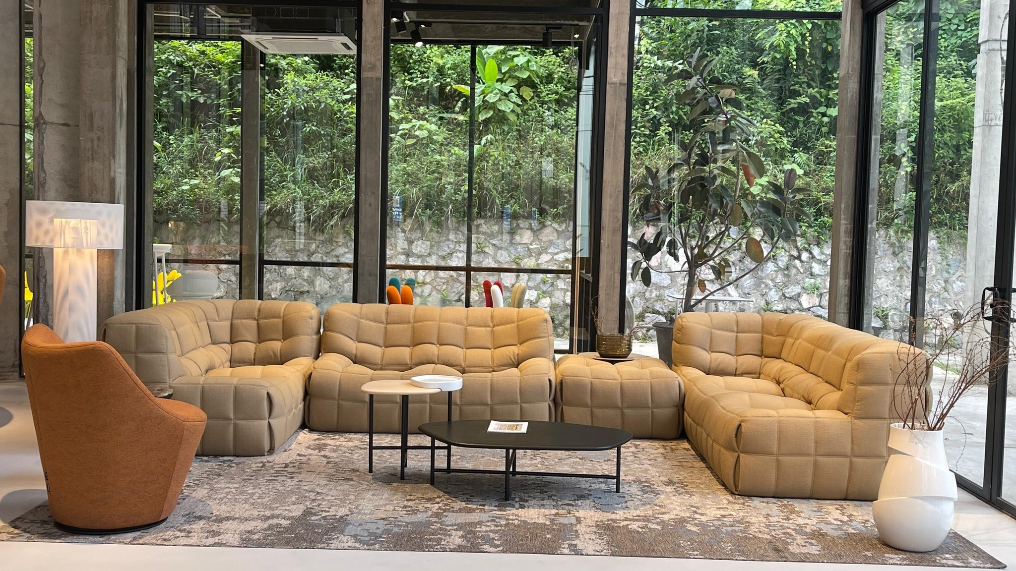QCtv - Cover highlight: #ligneroset