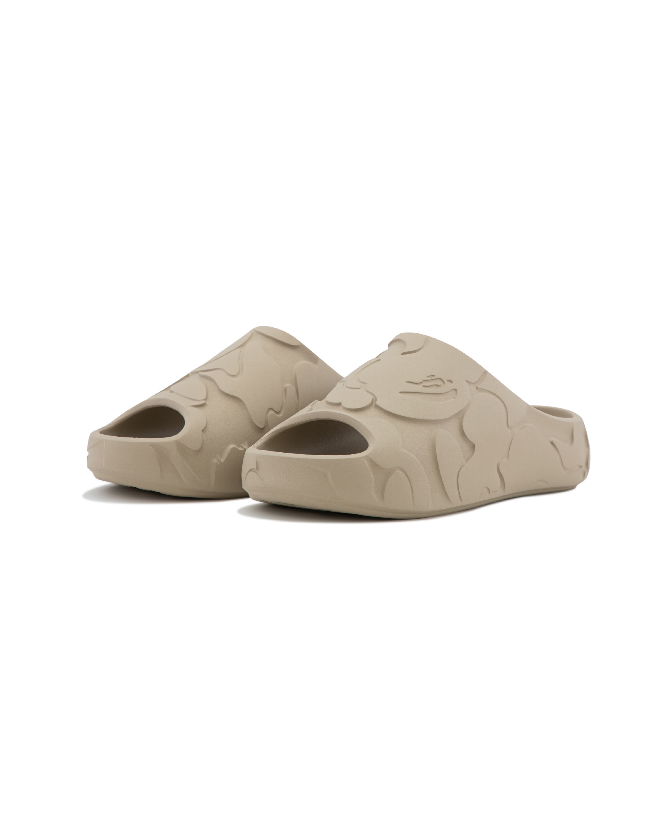 靴 A BATHING APE BAPE SLIDE 26 BAPE® SLIDE: CAMO Comfort A new essential arrives. BAPE® expands