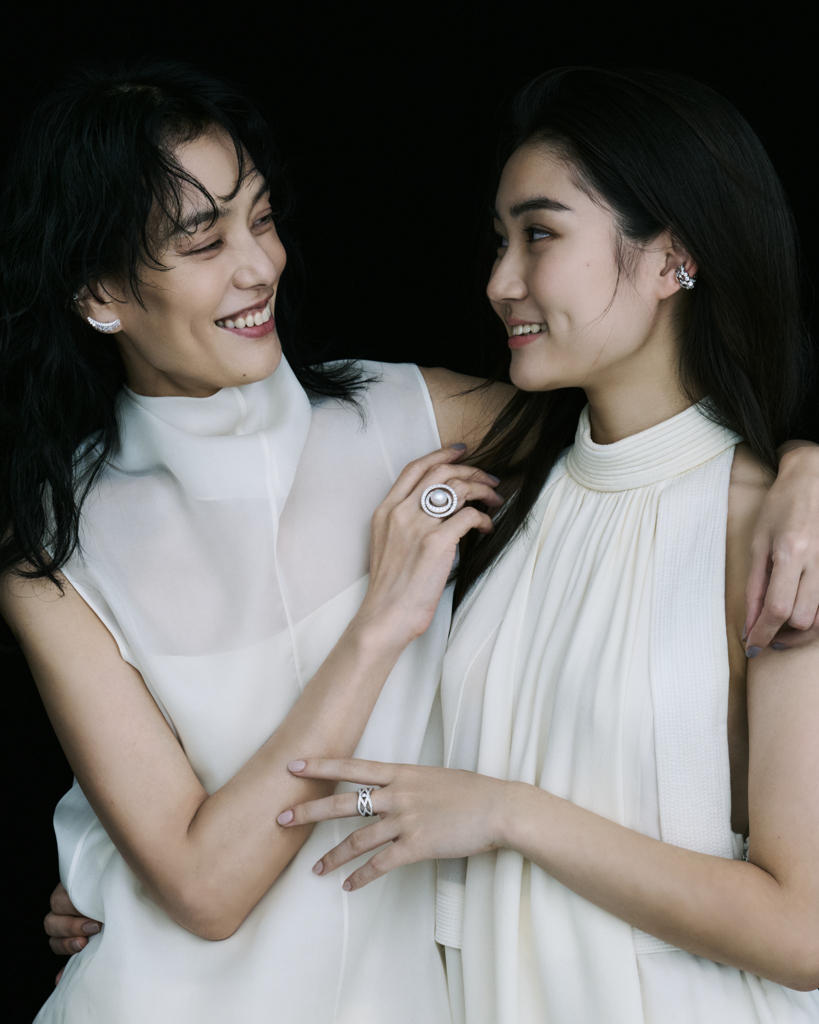 何気ない手もとの仕草を優雅に演出するピンキーリング「ディナーリング