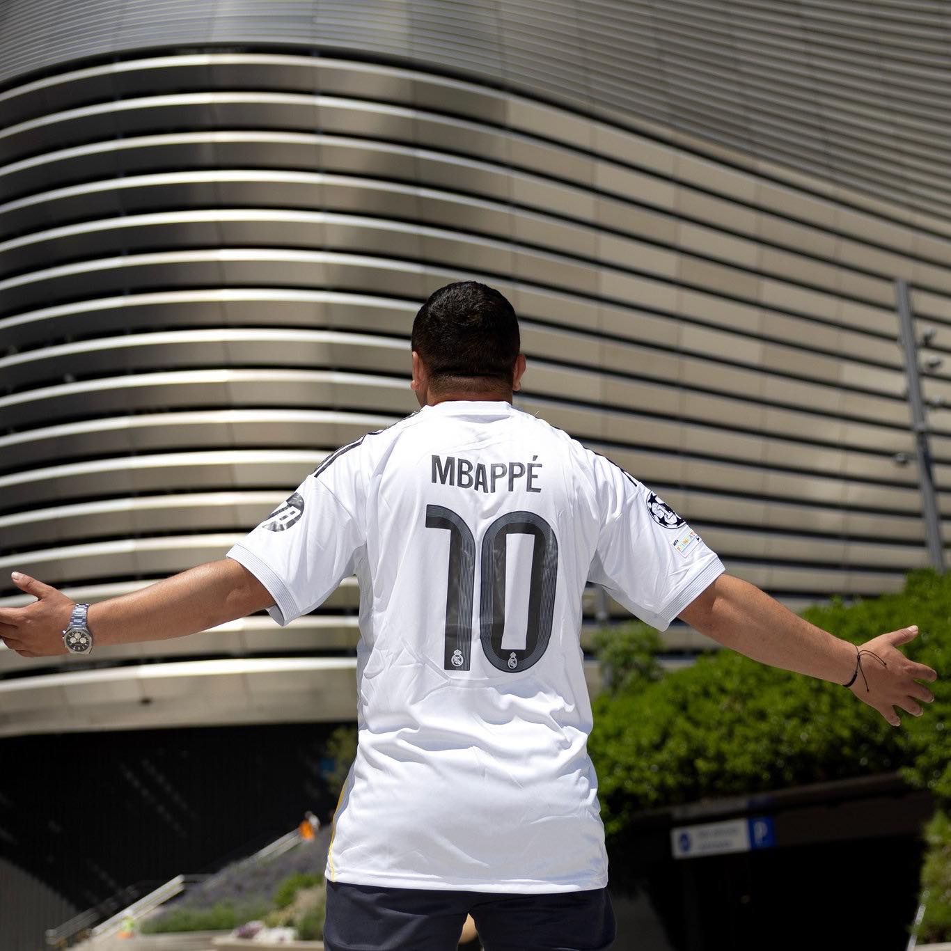 🤍👕 Hundreds of Real Madrid fans have rushed to the club official
