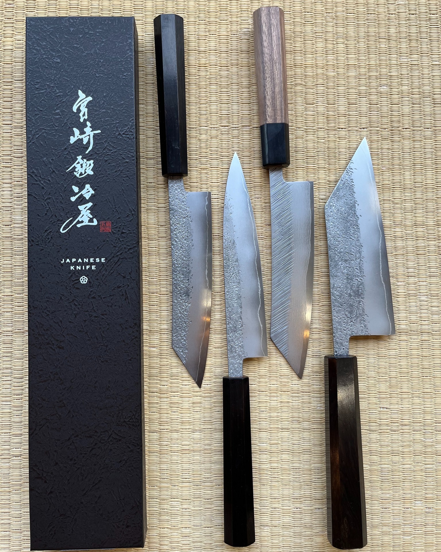 伝統工芸士 池田美和氏による青紙1号の包丁です。 筋引 270mm 剣型牛刀