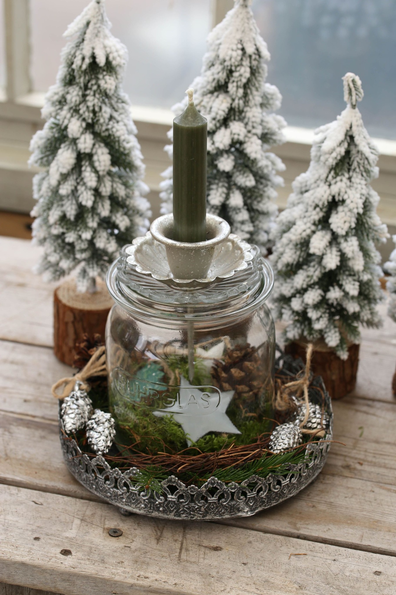 Winterliche Dekoidee 🌲 mit Weckglas 🤍 Für diese Winterdekoration haben wir ein alte Einmachglas mit dem schicken Kerzenhalter Elizabeth in silber dekoriert und auf ein Tablett gestellt. Zusammen mit
