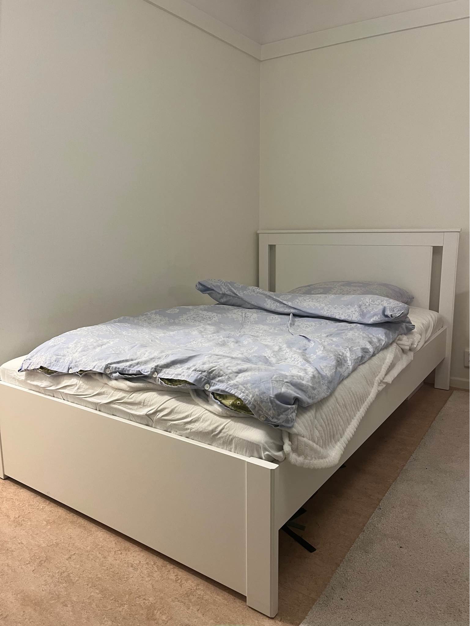 Selling my bed and couch: - Ikea bed „songesand“ 120x200 incl 