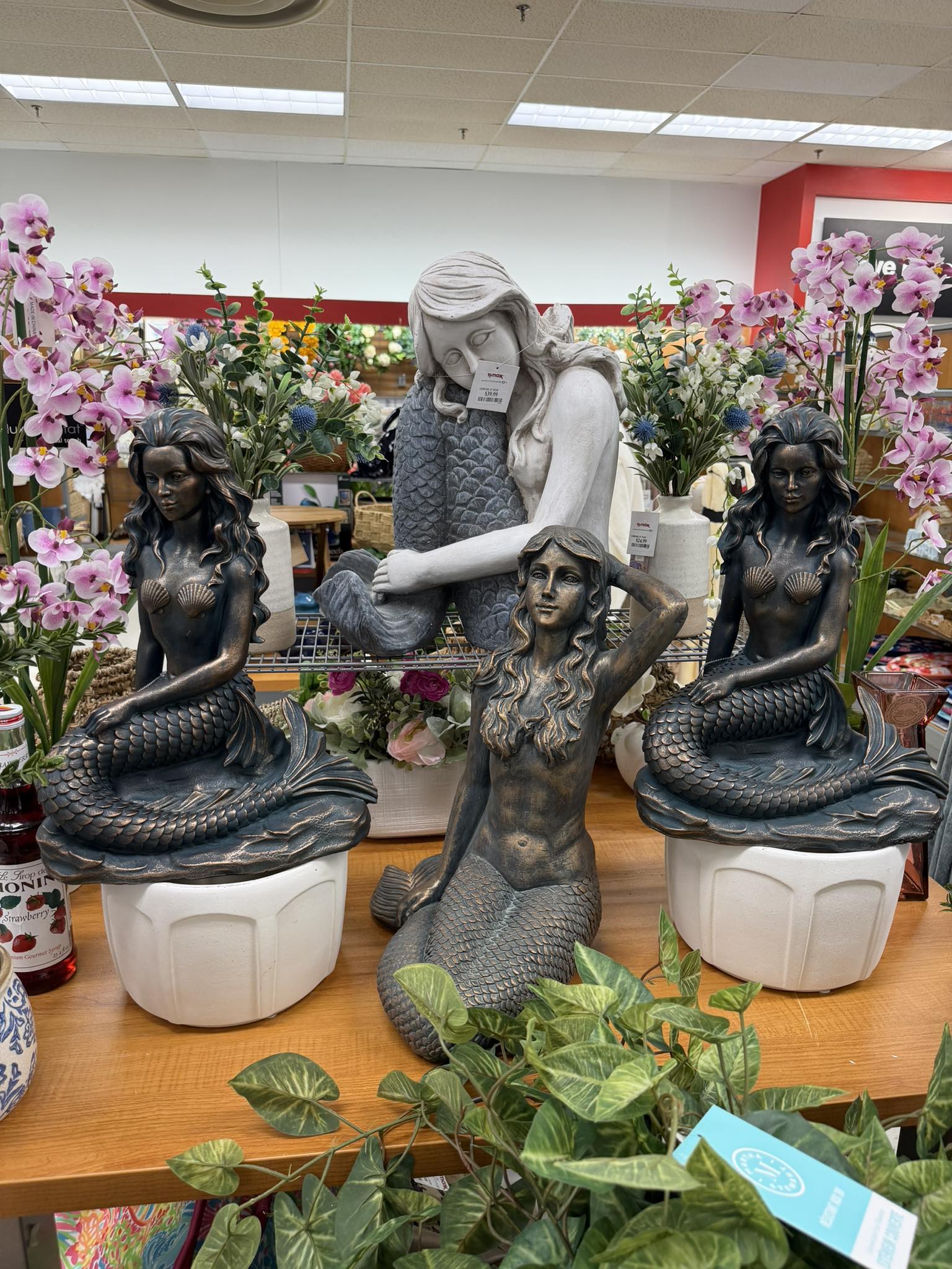 マーメイドリップオブジェ Aren't these mermaid statues cool? I saw them at TJ Maxx!