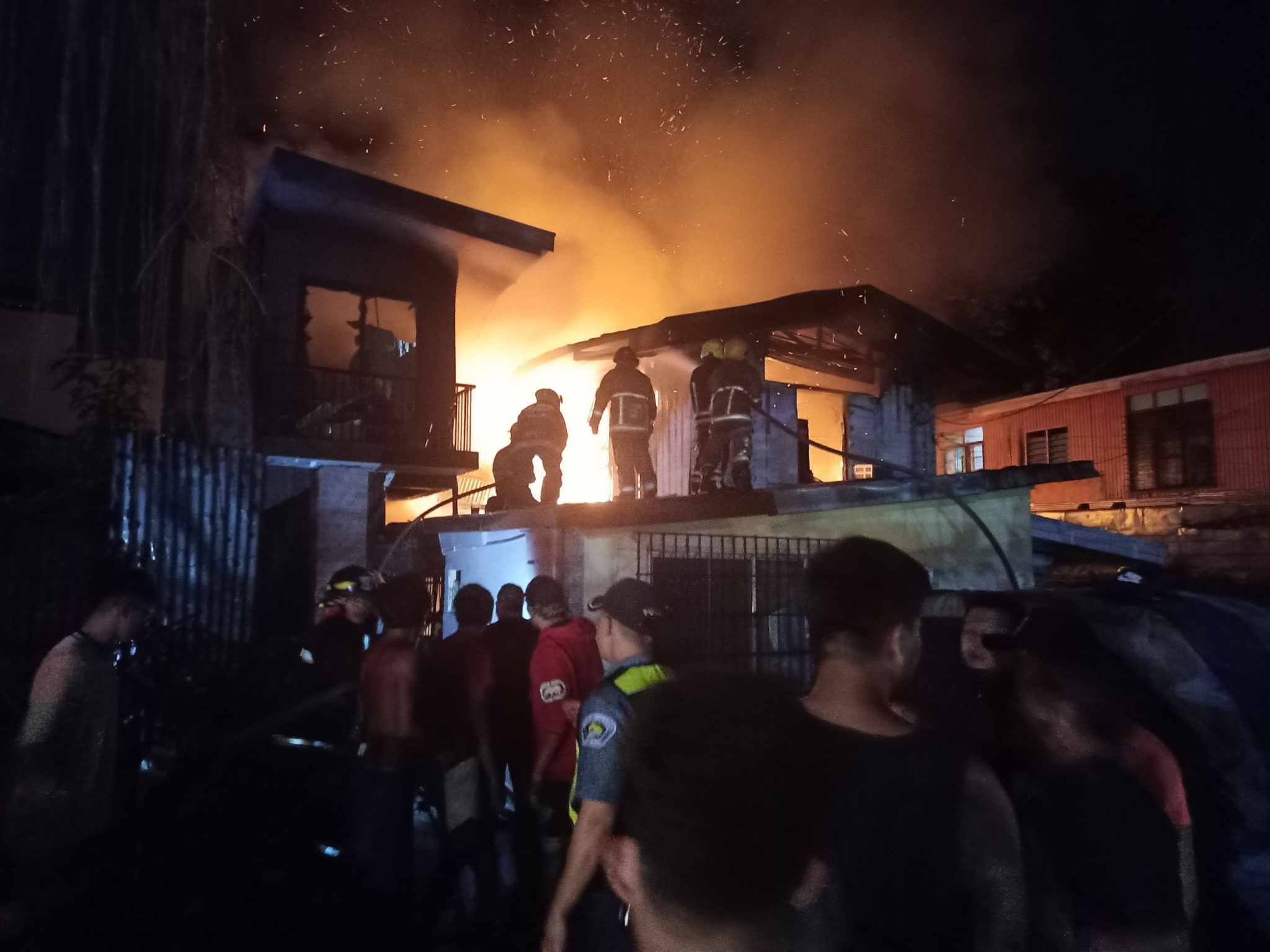 News5 - SUNOG SA MAKATI CITY Isang bahay ang tinupok ng apoy sa ...