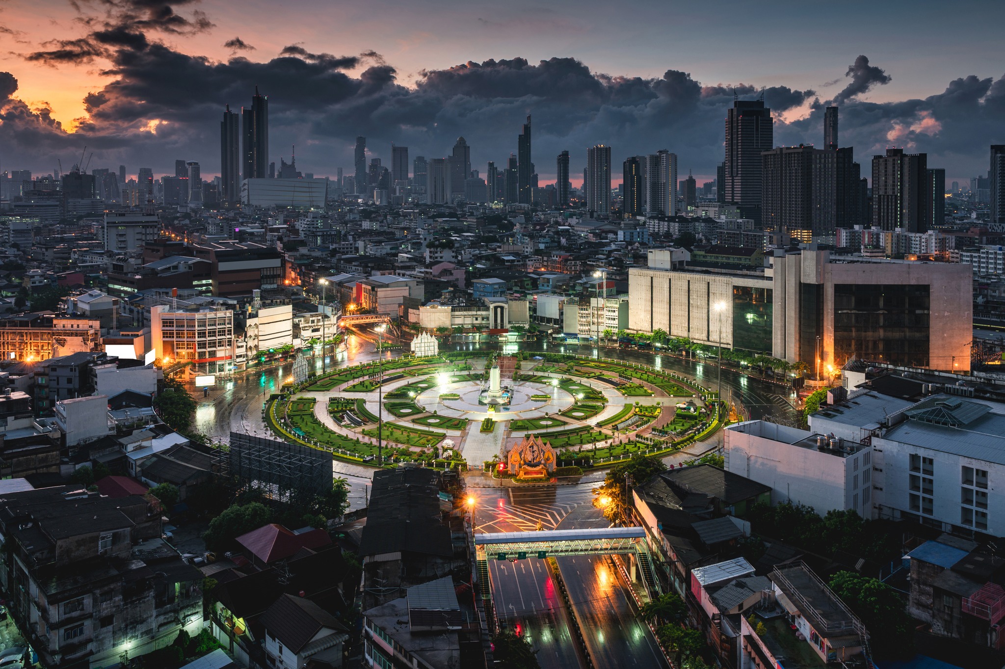 We - 🚦 Explore the iconic Wongwian Yai Roundabout Monument in the heart ...