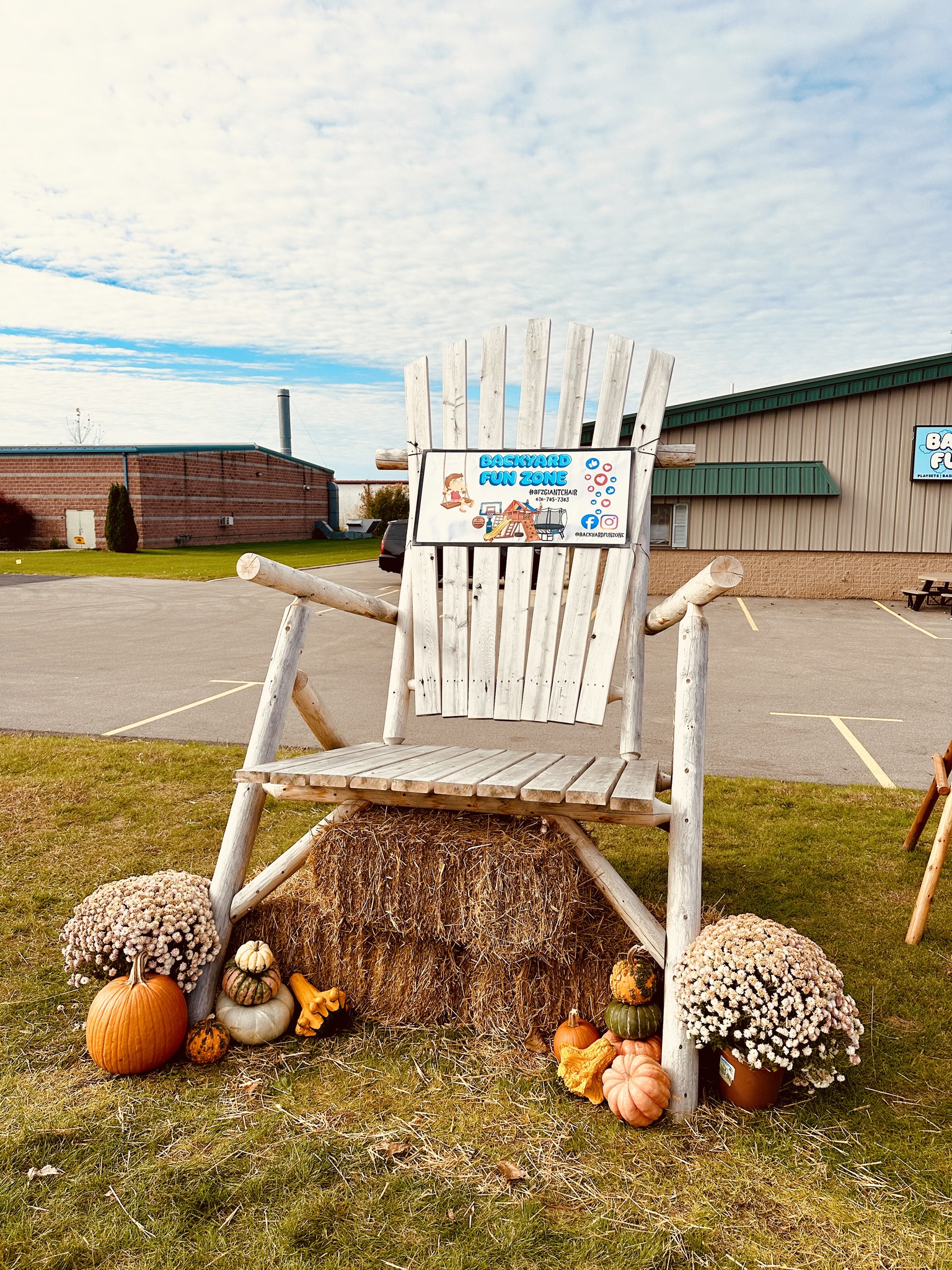 🍂📸 Fall photo op alert! 📸🍂 Stop by... - Backyard Fun Zone | Facebook