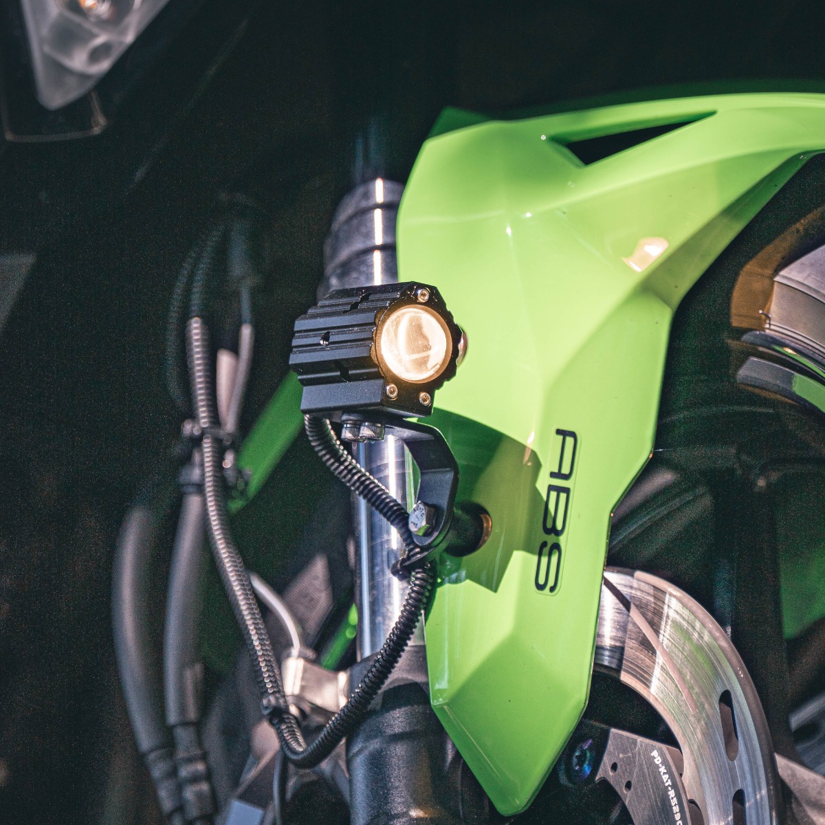 Kawasaki ZX-4RR 征服黑夜，而不是適應它。 霧燈亮起，光芒猶如捕獵者