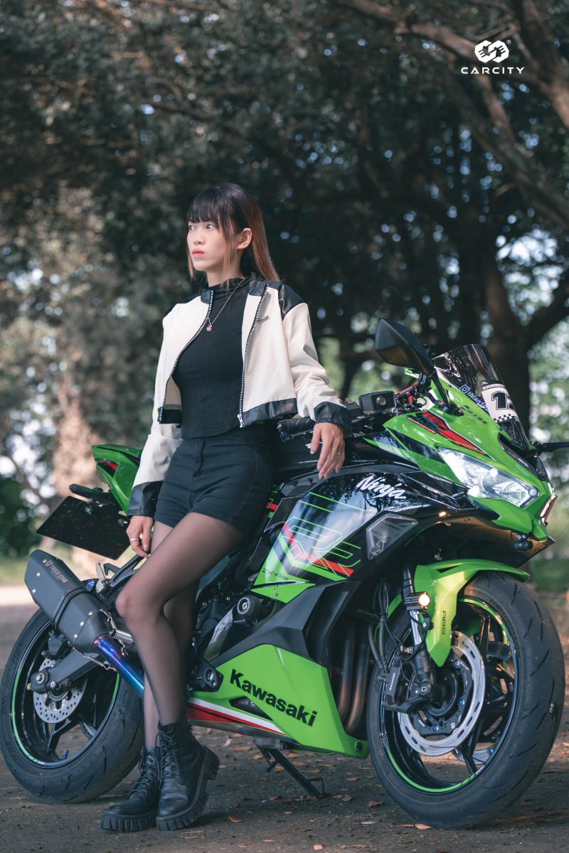 Kawasaki ZX-4RR 征服黑夜，而不是適應它。 霧燈亮起，光芒猶如捕獵者