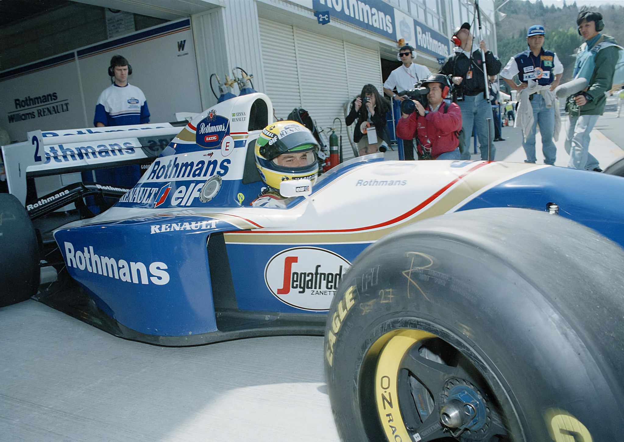 Ayrton Senna saindo com seu Williams-Renault FW16 dos boxes da