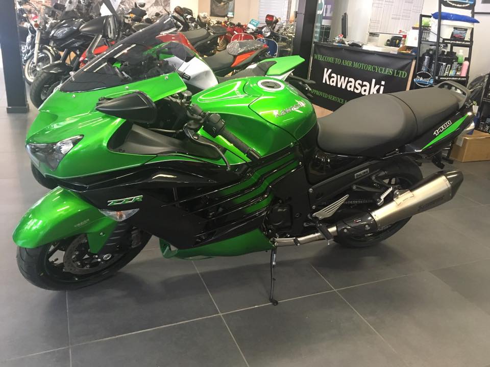 ハンター Some superb new Kawasaki's in the shop too. Look out for more pics