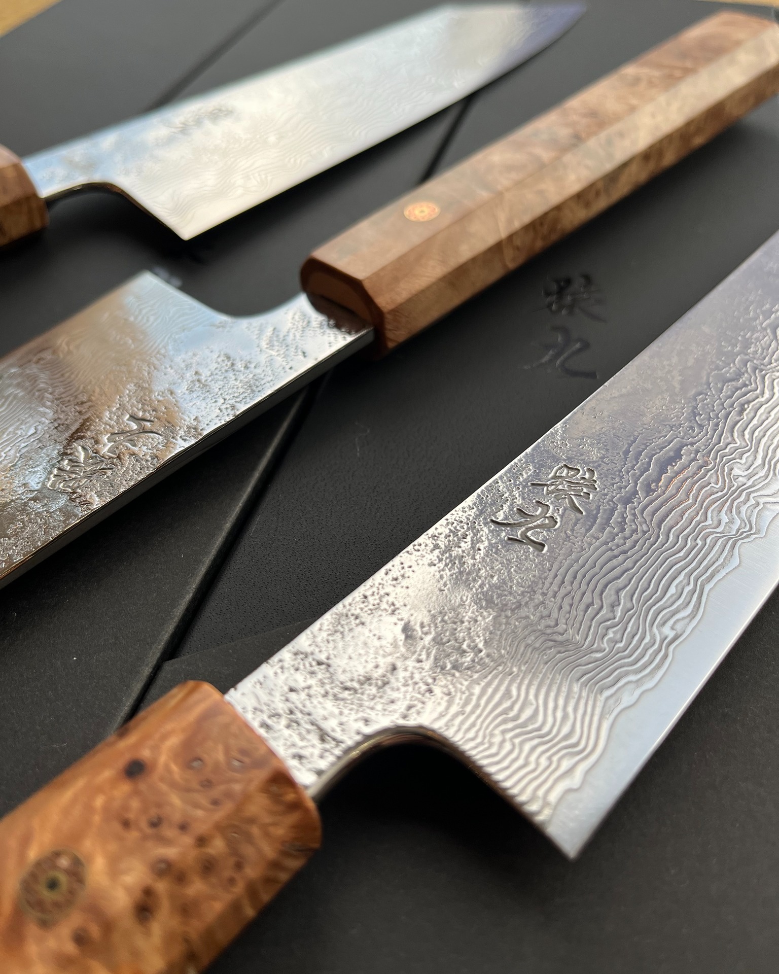 伝統工芸士 池田美和氏による青紙1号の包丁です。 筋引 270mm 剣型牛刀