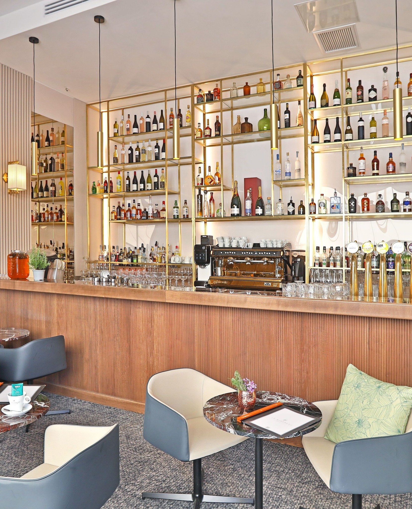 Negrecoste - Prenez place, que ce soit au bar pour un cocktail ...