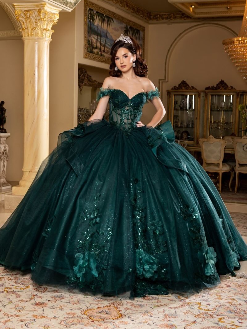 ✨ Bringing back our Quince Dress of the Month! 👑💚 This month we are featuring this STUNNING emerald green dress 😍✨ Now on SALE for only $850! 💸🔥 Order and receive this