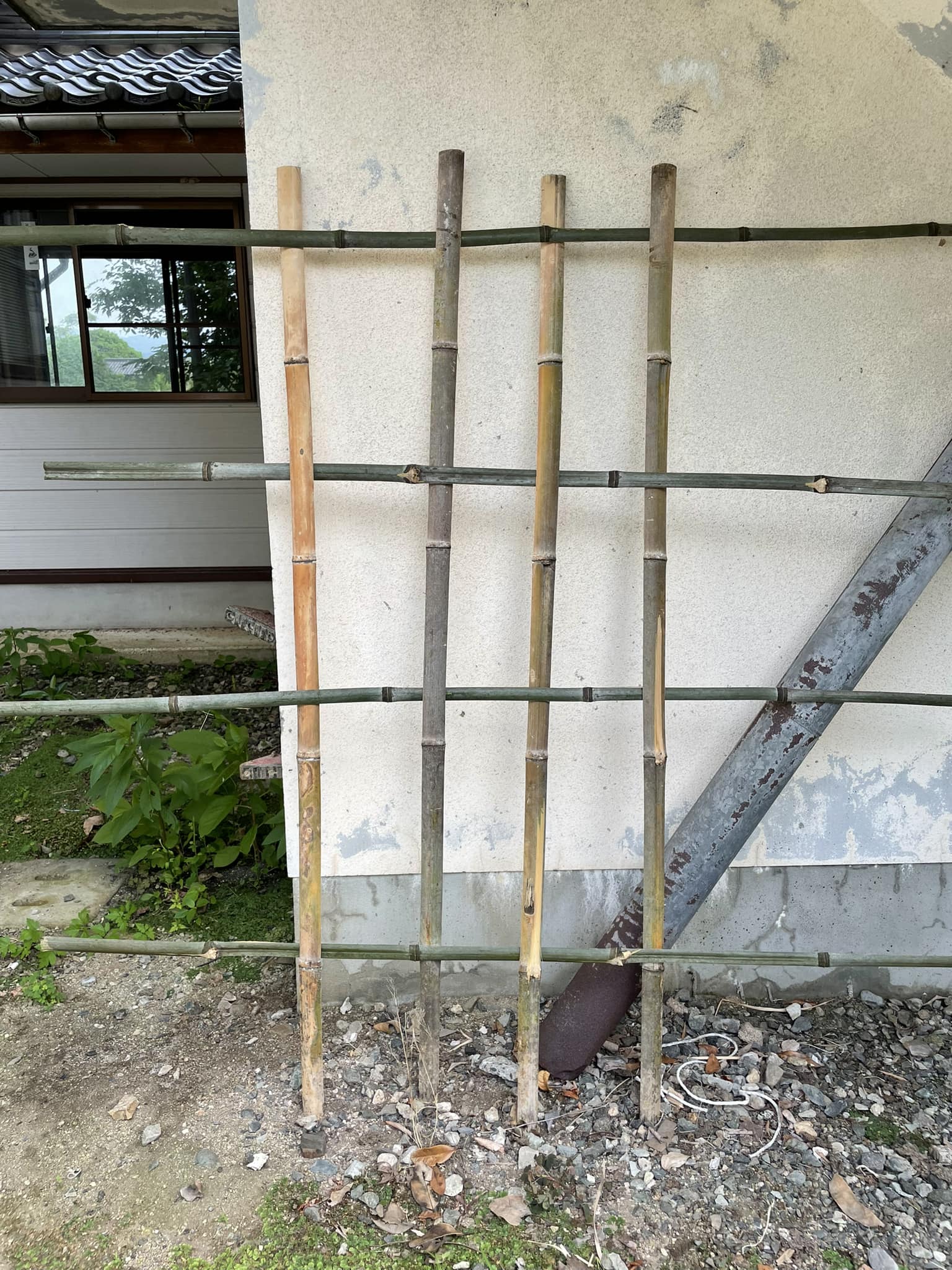 久美浜町佐濃地区 - #自由に気ままに畑しごと 竹柵作りに挑戦中🪓 とりあえず割った竹を組んでみました。...