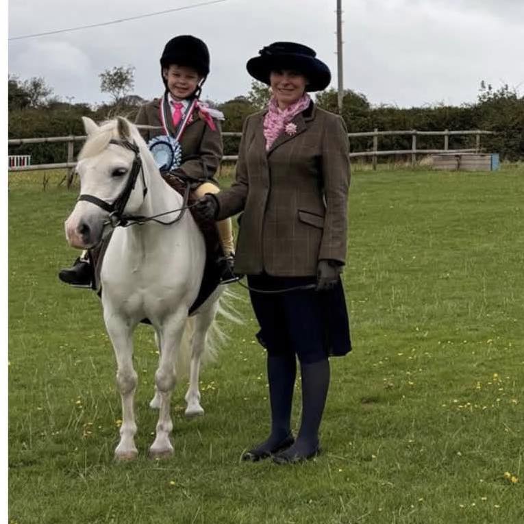 Mae’s first time on a lunge with Carla Maskell 💜 | Maggie Thorse