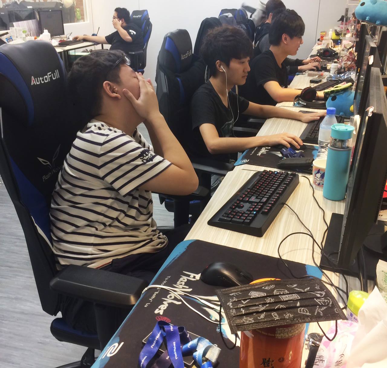 宏宏表示：天啊～颱風為什麼要來？教練我想比賽啊！... - Flash Wolves 閃電狼職業電競隊