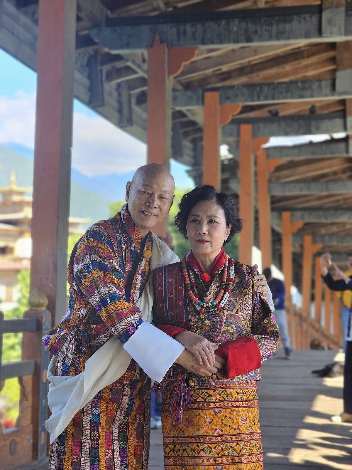 988 - #汪明荃 #罗家英 结婚16年，近日到不丹拍摄节目期间，穿上不丹传统民族服装拍摄结婚照，两人于2009年结婚，一直以来未拍过结婚照 ...
