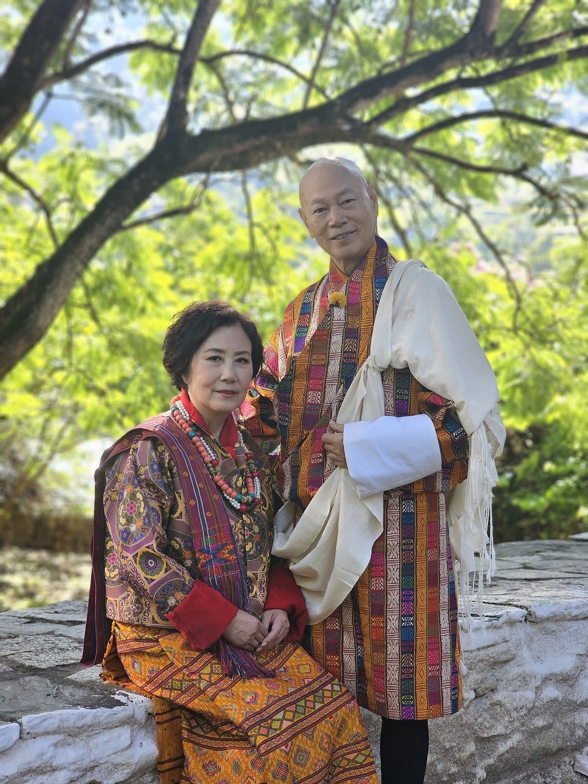 988 - #汪明荃 #罗家英 结婚16年，近日到不丹拍摄节目期间，穿上不丹传统民族服装拍摄结婚照，两人于2009年结婚，一直以来未拍过结婚照 ...