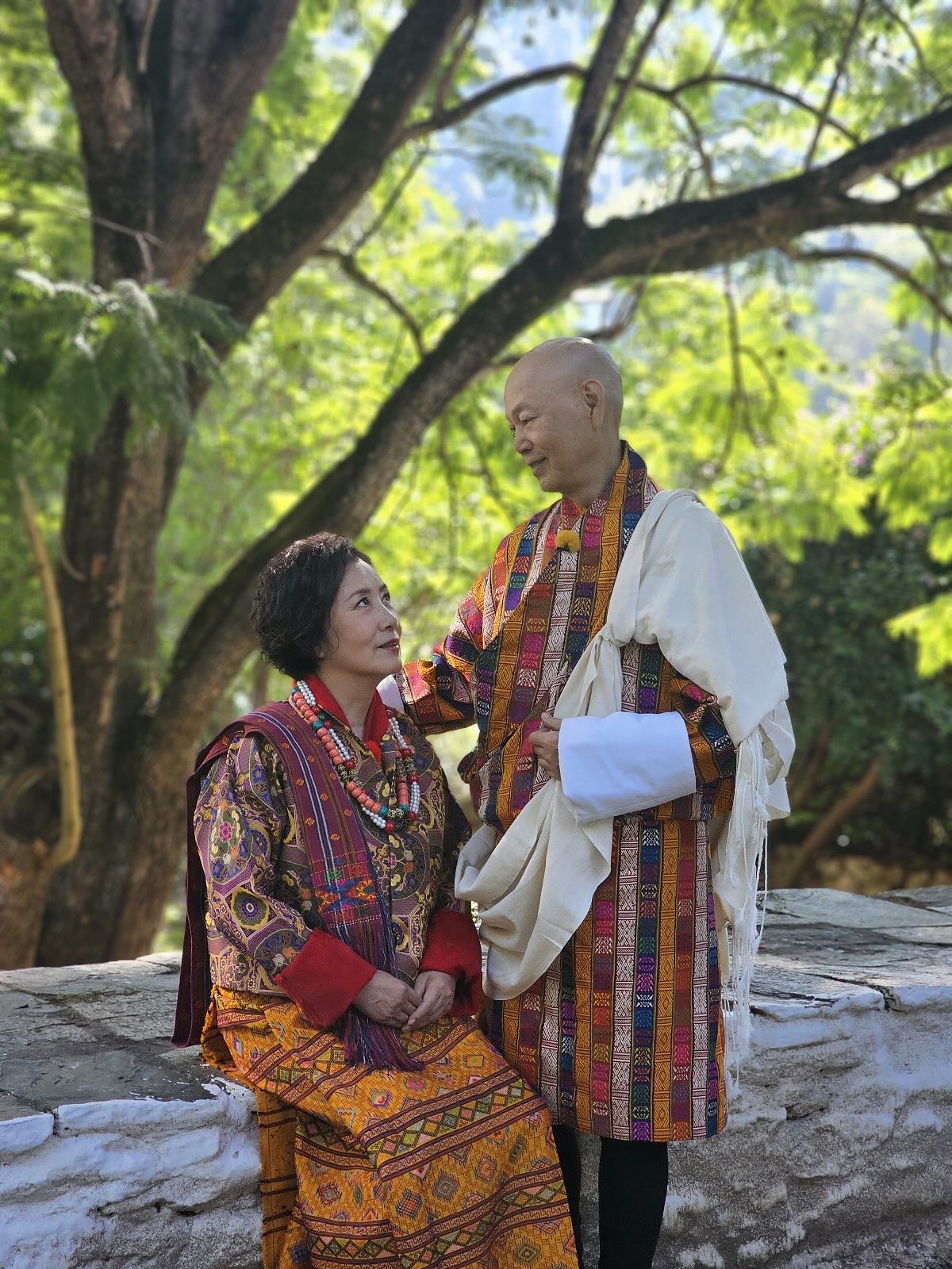 988 - #汪明荃 #罗家英 结婚16年，近日到不丹拍摄节目期间，穿上不丹传统民族服装拍摄结婚照，两人于2009年结婚，一直以来未拍过结婚照 ...