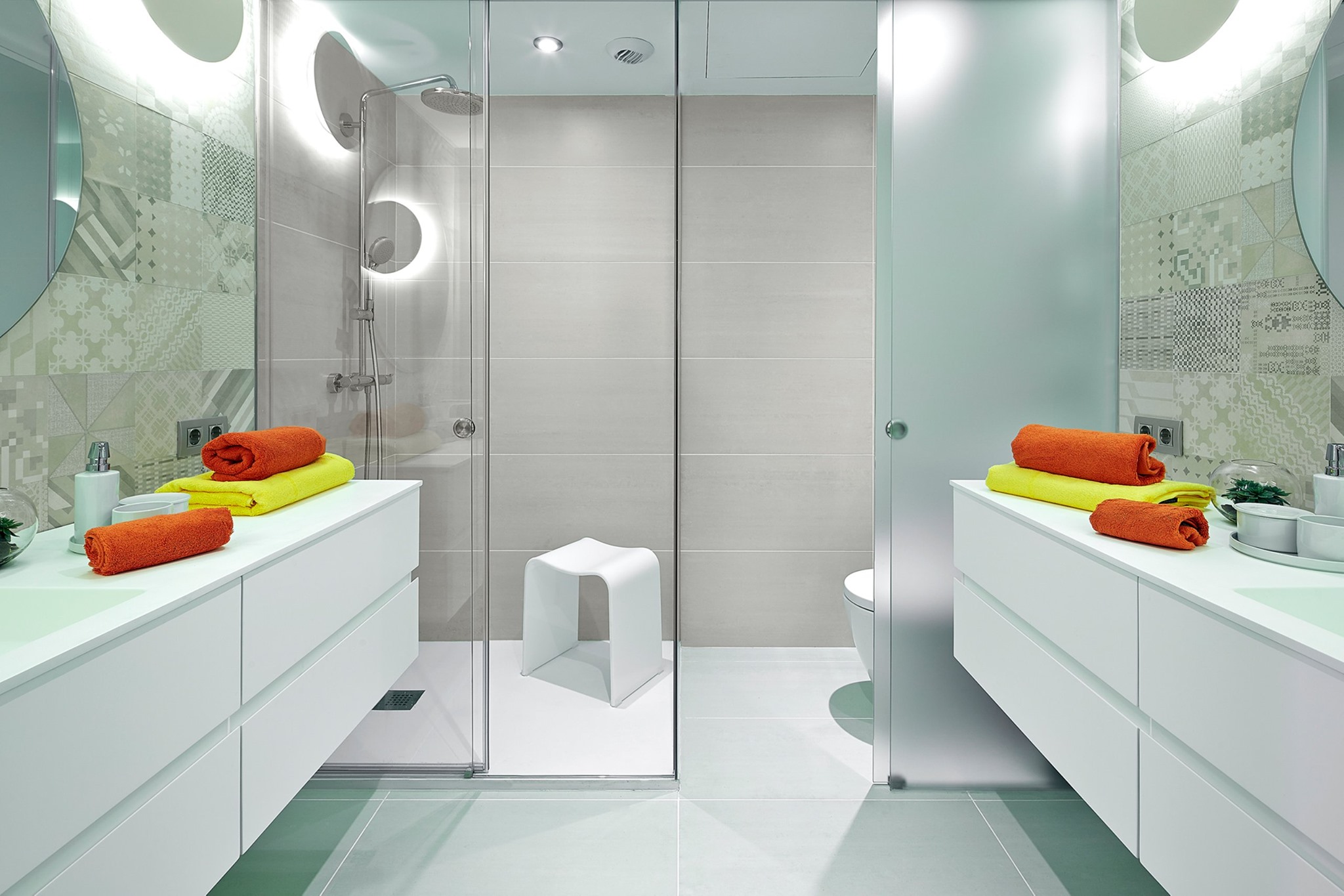 Molins Design - La marcada simetría de este baño junto con... | Facebook