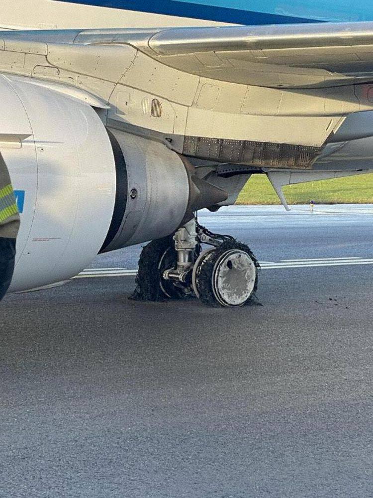 Aviation-knowledge - The A320Neo (PW1100G) engine has 3 rotors : - fan ...