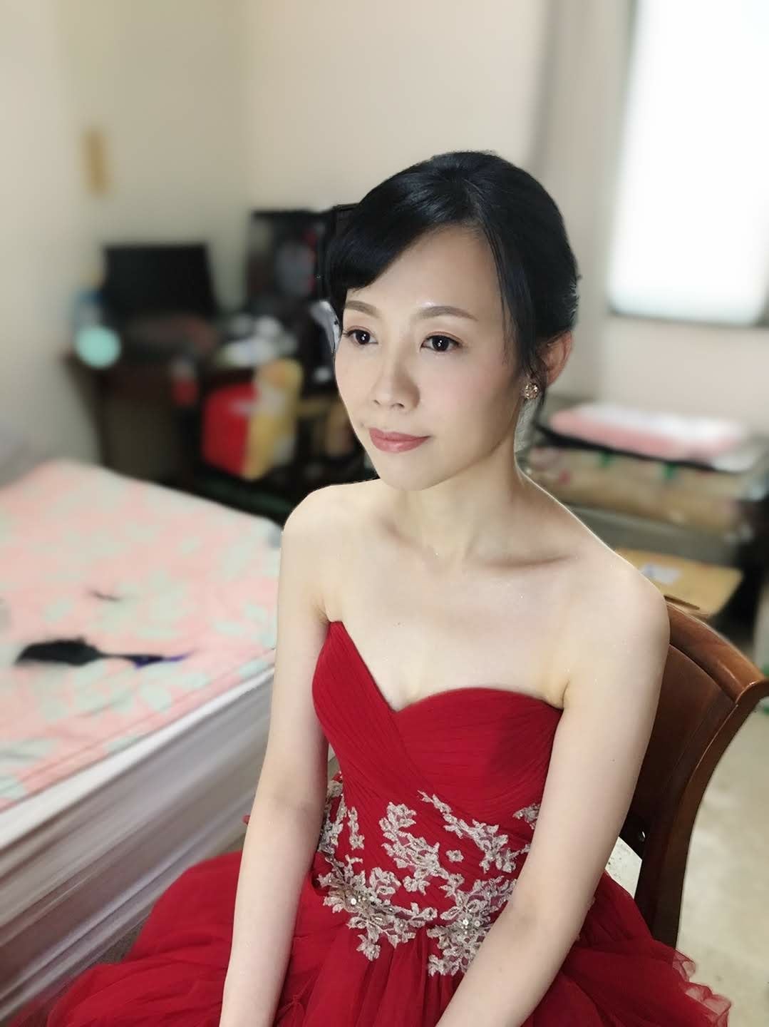 清秀氣質好的新娘 喜歡自然妝感 當天為訂婚單妝 因為有宗教頂禮儀式 攝影師特 台南新娘秘書阿悸 台南新秘昭吟的新娘