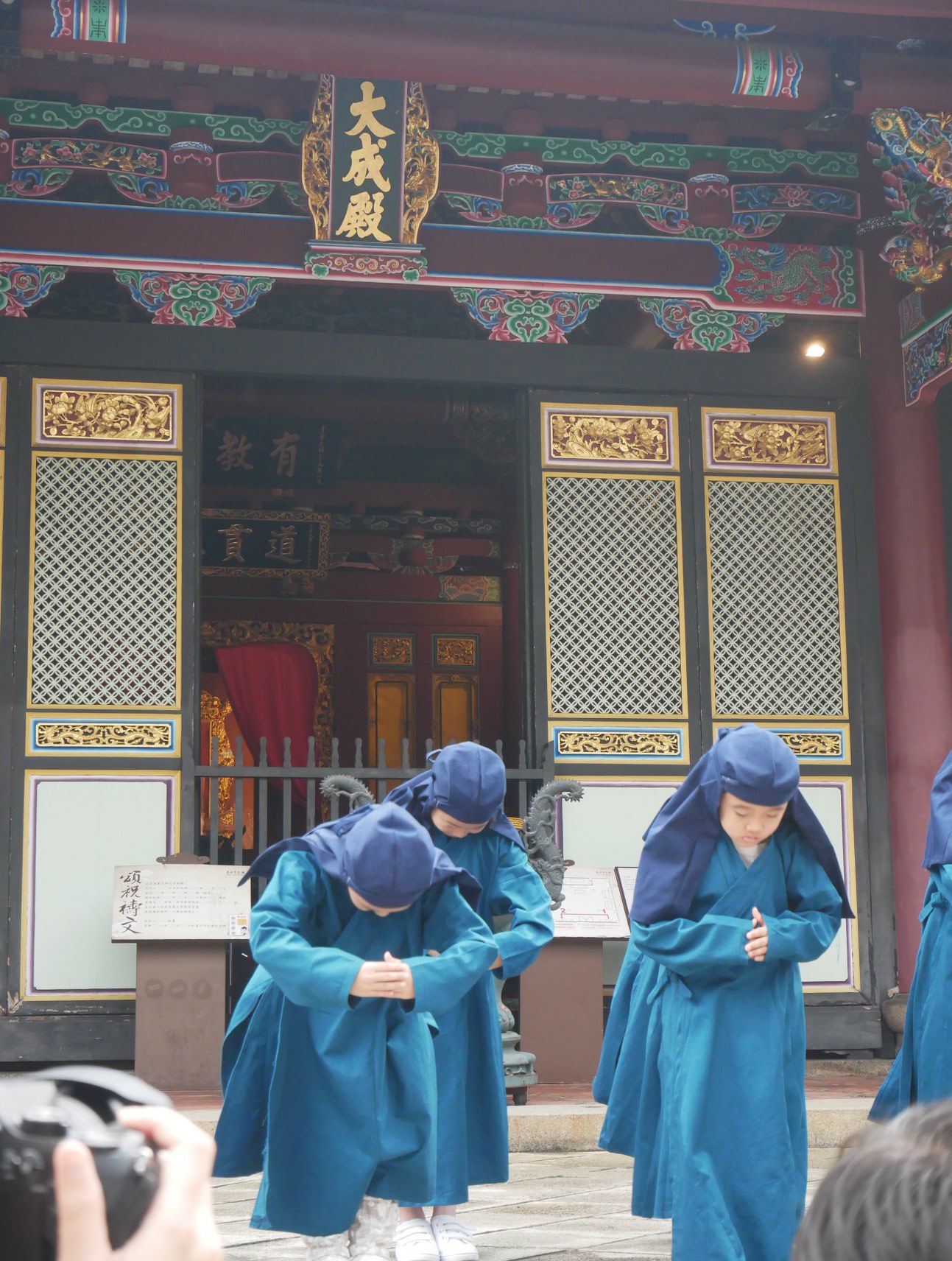 明京織造 - 再給臺北孔廟夏令營 建議時擬定出來的服裝：長衫幅巾。...