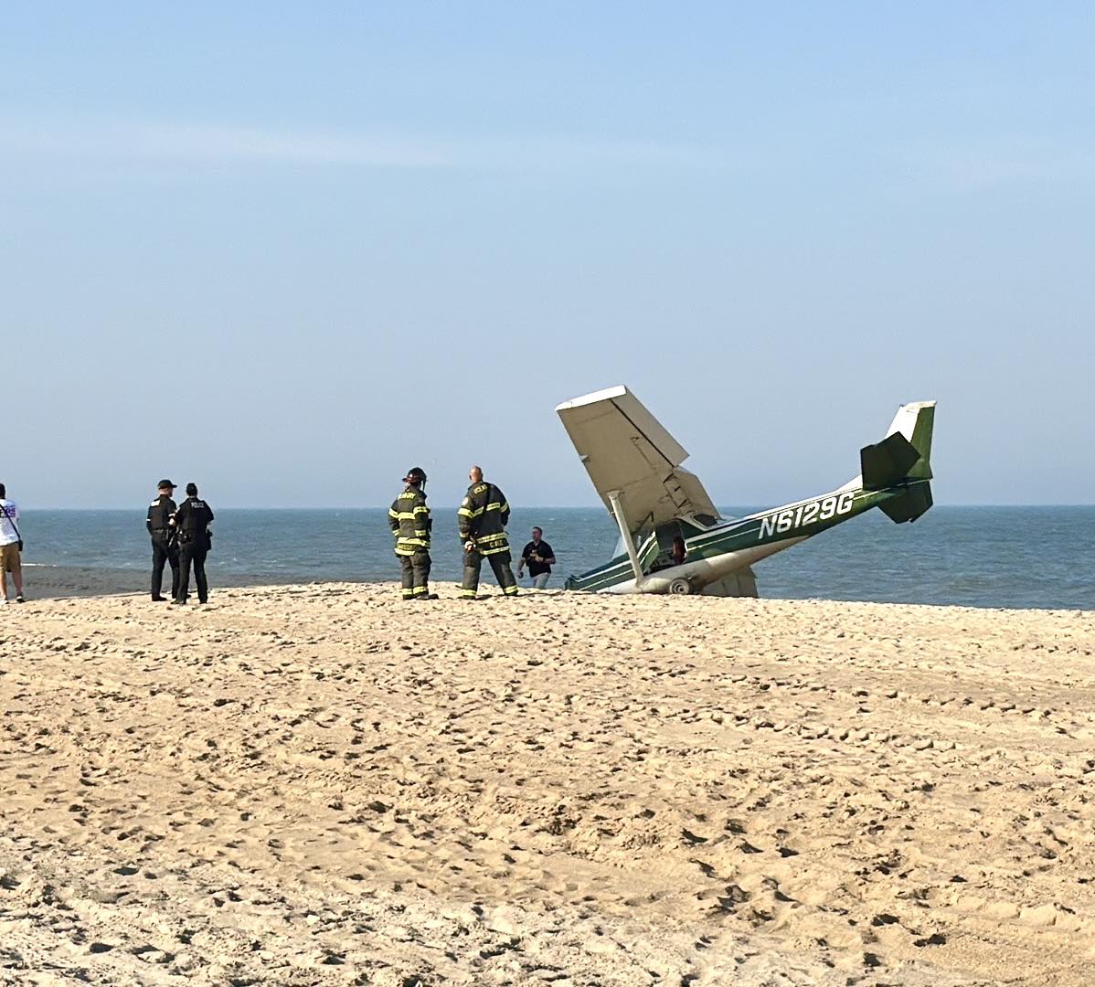 Plage - crash ジレ　　38 BREAKING NEWS: Small plane crashes in Ocean City A two-person