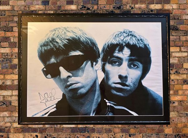 OASIS Liam & Noel Gallagher, Framed Vintage 2001 Signed