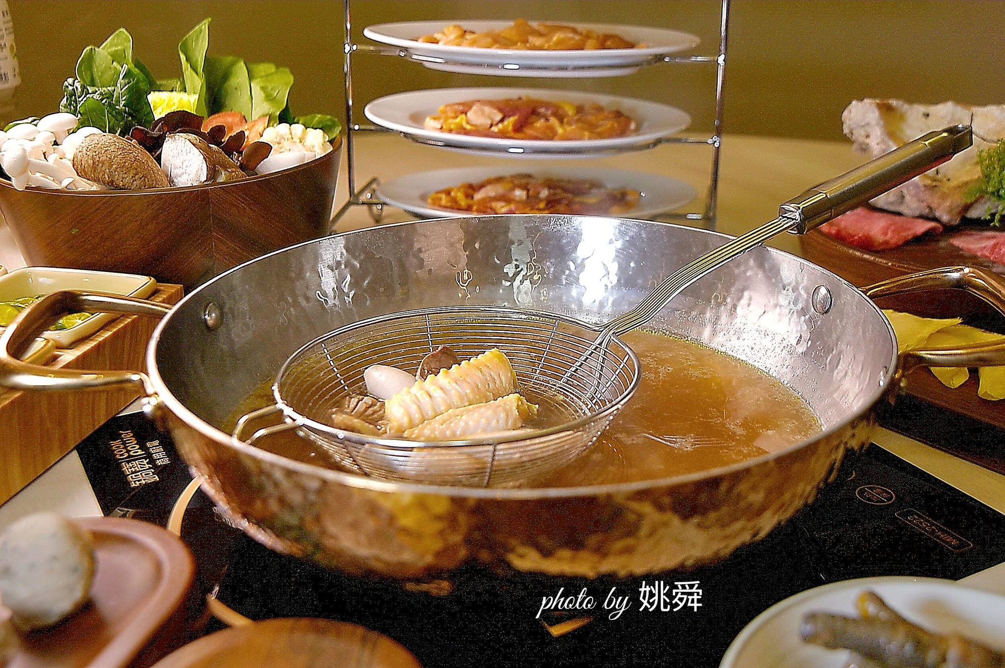 姚舜美食中央社 - 在台北市吉林路的〈三味鍋府〉享用〈黃金上湯涮雞鍋〉，可依客人喜好提供用上湯熬煮的不同口味湯頭。圖／姚舜 | Facebook