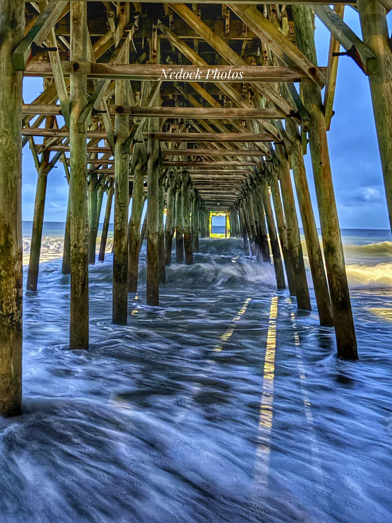 m*i様 【ゴールド】SYKIA Rainy Day Branches Pier Early morning under The Pier at Garden City