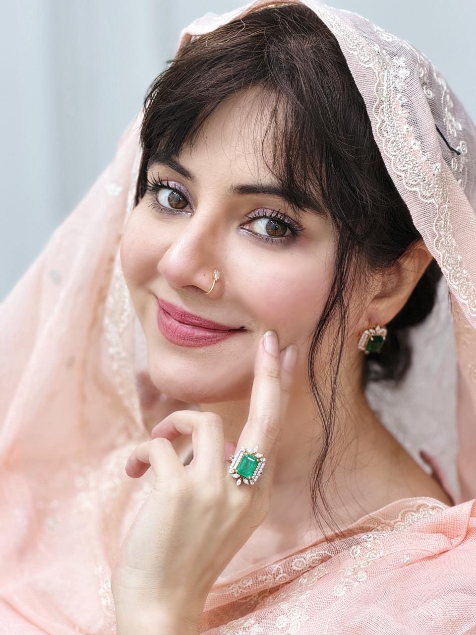 Rabi - میری ایک بہن رابعہ جو ڈائمنڈ کا کام کرتی ہیں ہر عورت کو سونے اور ...