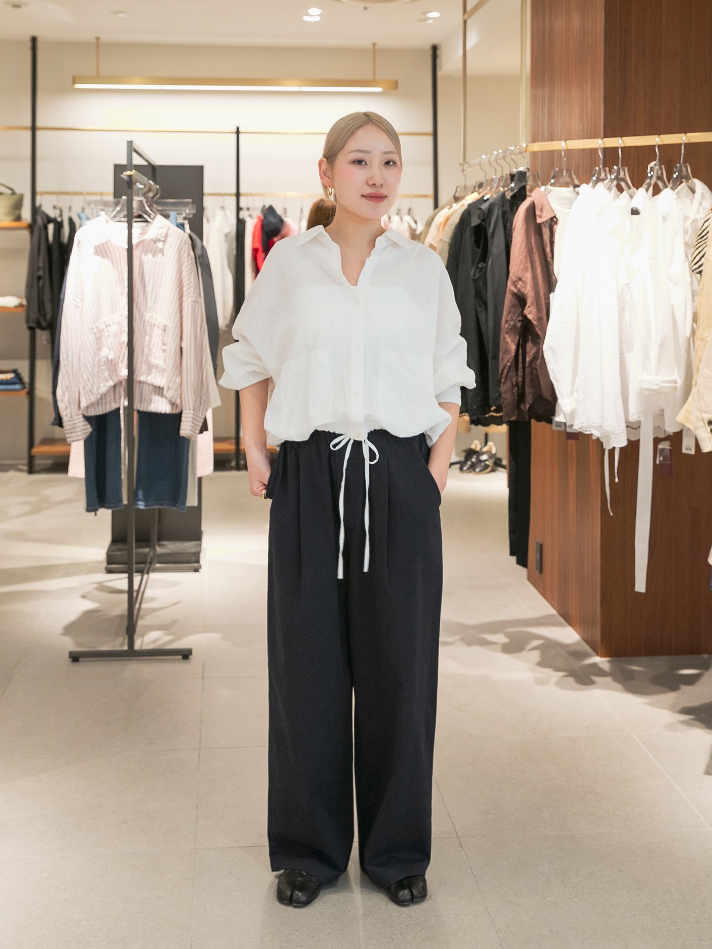 ラミーレーヨンワイドショートシャツ STYLE ラミーレーヨンワイドショートシャツ ￥14,300税込 裾を絞って