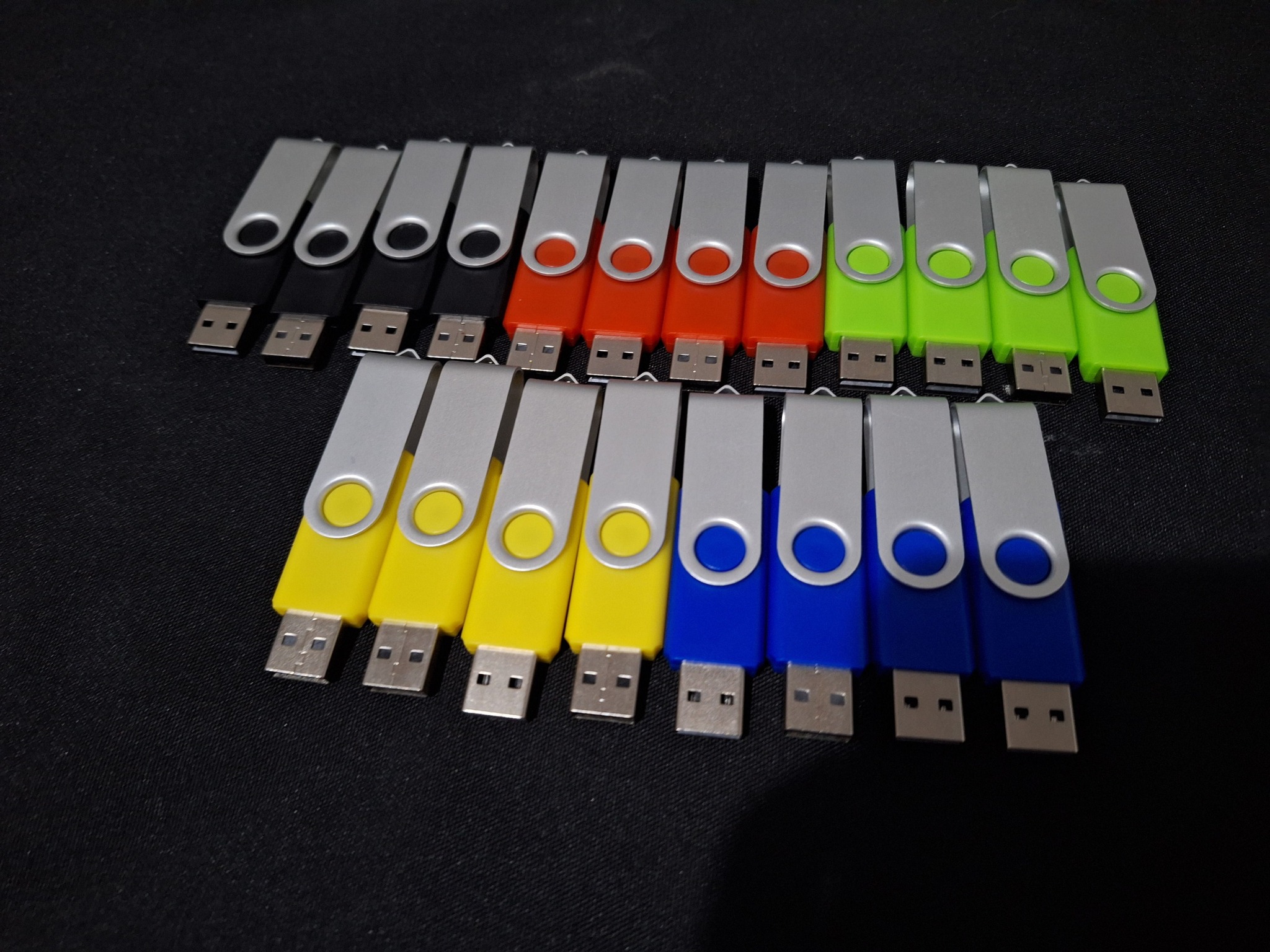 Chiavetta USB Musicale Multicolore - Piena Di Musica Di Ogni Genere, Pronta All'Uso!